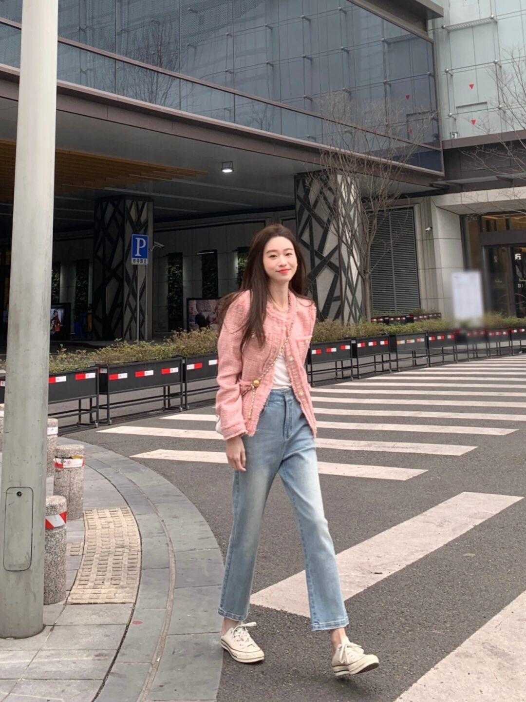 浅色系|初春选裤子,千万别错过这两种,轻盈遮肉还能增加女人味