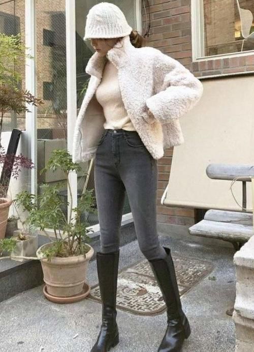 天气转暖，脱了羽绒服，现在穿什么外套更时髦？