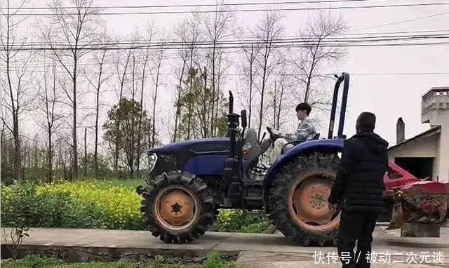 《向往》艺兴获拖拉机证时有谁注意李荣浩反应?不愧是“不荣艺”