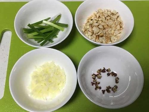 想吃口水鸡别买了，其实做法很简单，看一遍就会，上桌一盘不够吃