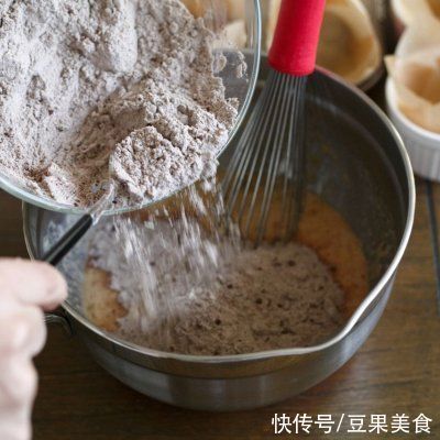 香草精|吃一次就让你忘不了的香蕉可可天然酵母麦芬面包杯