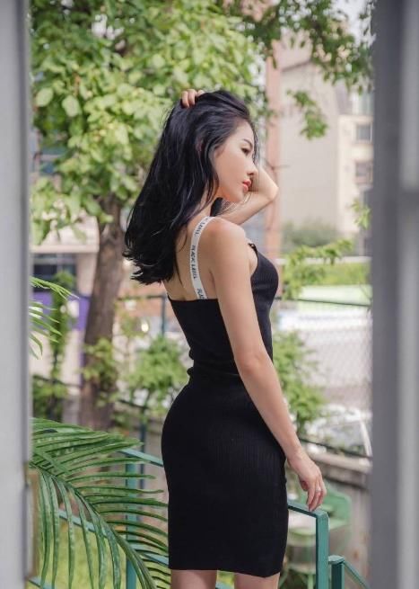  颜值|身穿吊带裙的小姐姐，颜值高会打扮，勾勒出完美身材