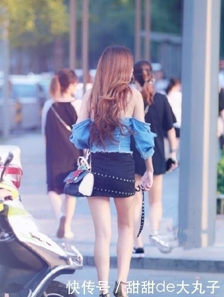 包裙|街拍:小姐姐长发飘飘,穿蓝色露肩上衣和黑色包裙,真的非常棒