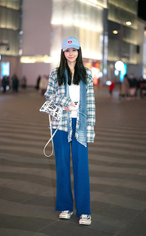 早春穿“阔腿裤”很舒适，但要搭对了“鞋子”才会更加时髦