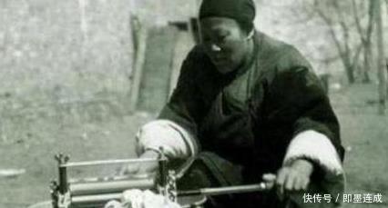 搂抱|晚清你没见过的照片女子当街被搂抱,最后一位妇人用洗衣脱水机!