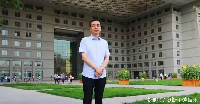 康震即兴作诗,网友打油诗都不如,质疑水平,但实力却有目共睹