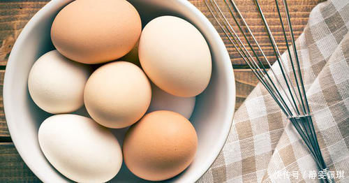 煮鸡蛋时,直接放水里是错的,改成这样做,营养保全,壳一剥就掉