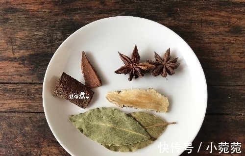 烧一个菜，我都不想再炒了，既是饭还是菜，酸香开胃，一碗吃不够