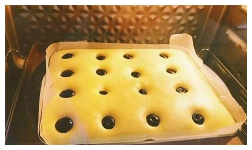 这蛋糕软绵细腻,酸酸甜甜,一搅一拌就成,减肥也能吃得开心!