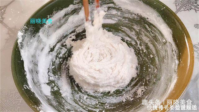 糯米粉开水烫一烫，不加鸡蛋不加油，个个酥脆鼓大泡，比薯片好吃