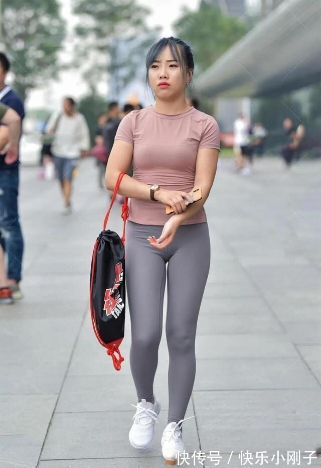 搭配 立体精美的瑜伽裤装扮复古感十足,满足你对美的追求,安静温柔