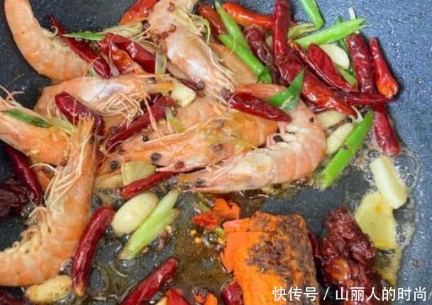 巨费|麻辣香锅这样做,闺蜜三人抱着锅都吃不够,巨费米饭