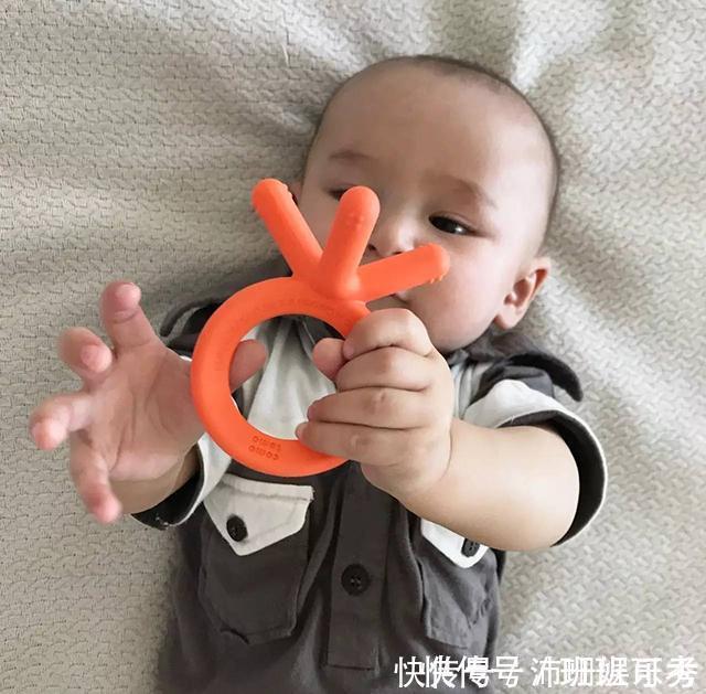 小手|宝宝是否聪明,从手上就能看出,若有这4个特征,就偷着乐吧