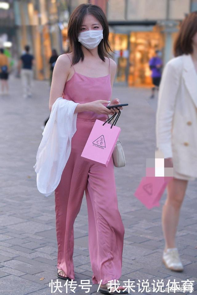 短发美女身穿粉色连体衣,时尚又靓丽,更显清新自然风