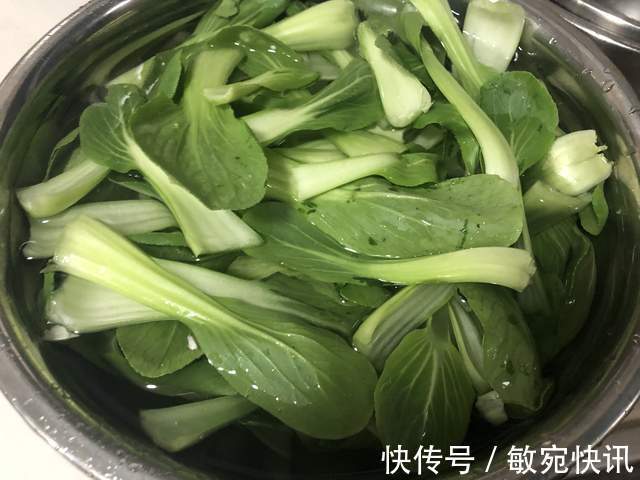 口感|炒青菜时,牢记2个窍门,炒好的青菜鲜嫩翠绿,口感好又入味