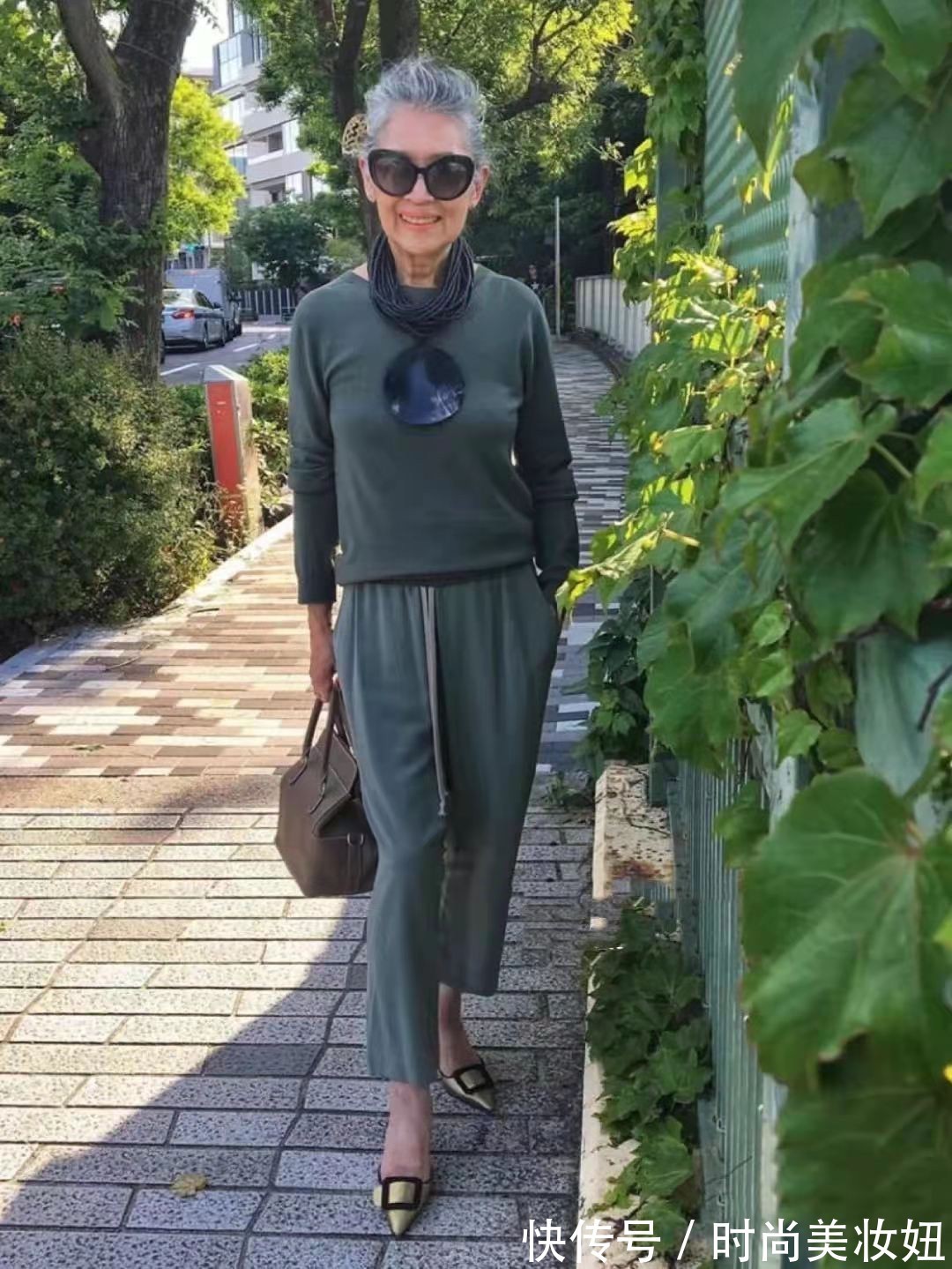 高级|女人越老越要“精致”,学这位71岁奶奶的穿搭,减龄又体面高级