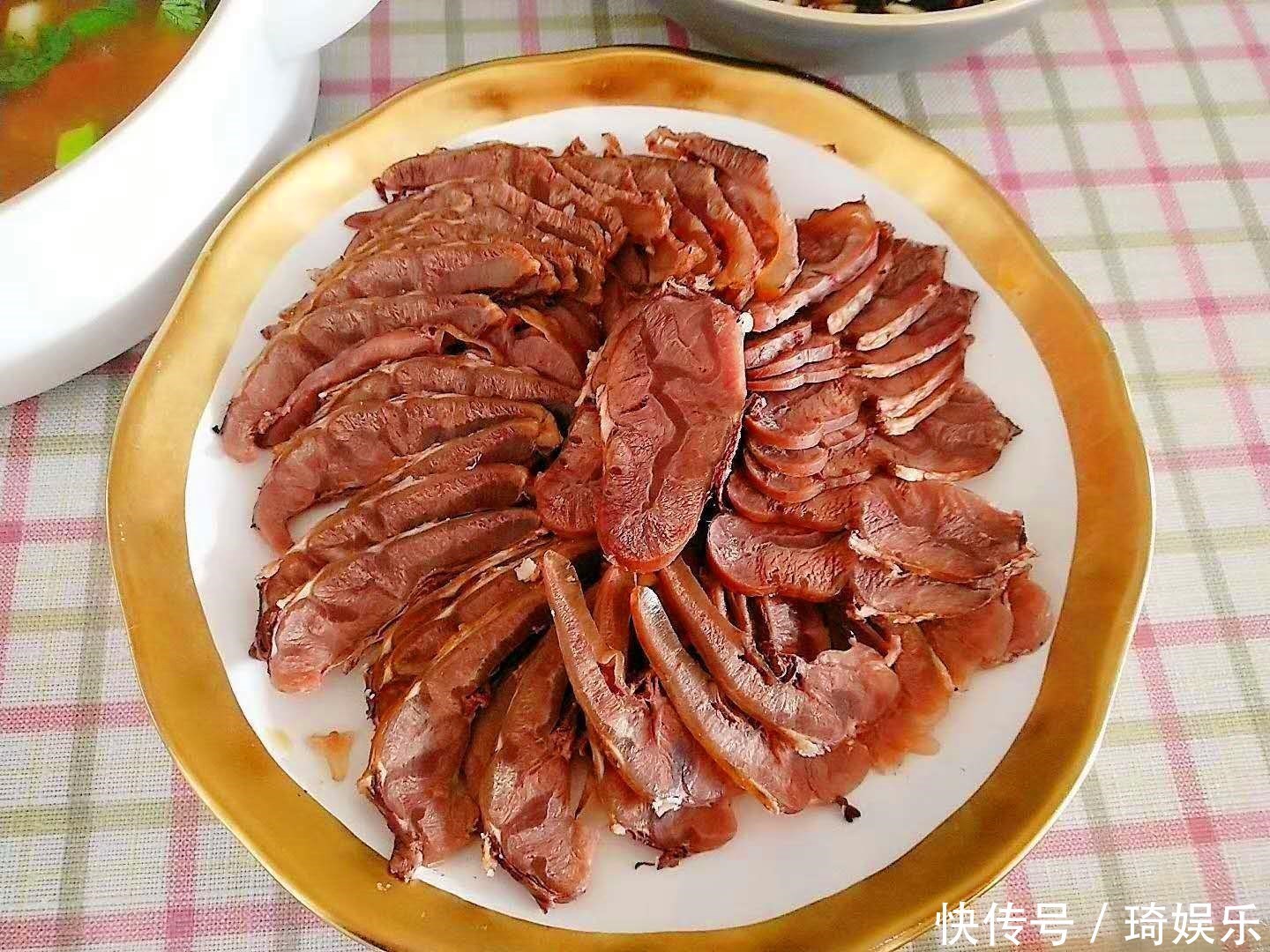 晒70后空巢中年人的午餐，1个人吃饭也不糊弄，网友精致的男人