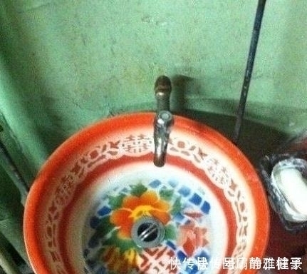 |爆笑段子：今天中午饭点时，我科室主管突然递给我一百块钱！