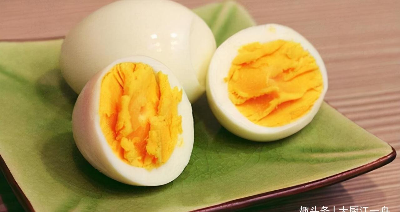 水煮鸡蛋,切记不要冷水下锅!教你这3招,蛋壳一碰就掉