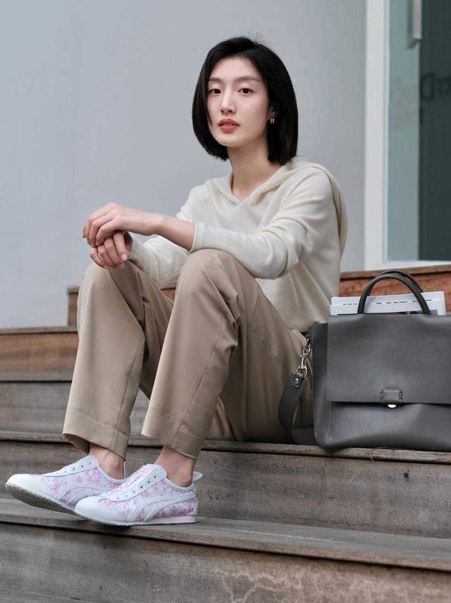针织衫|初秋,卫衣搭配直筒裤简约高级,还能提升气质感,美如初恋女友