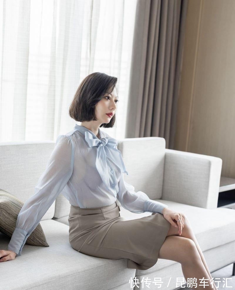 浅蓝色 潮流穿搭:浅蓝色的雪纺衬衫搭配米灰色的半身裙