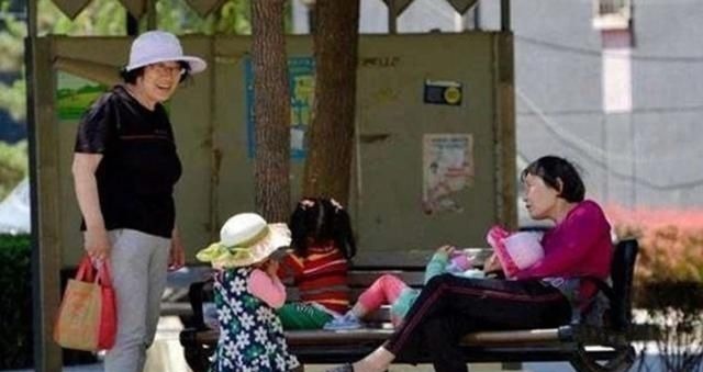 奶奶|小区遛娃,46岁妈妈遇到46岁奶奶,年龄相同差距却不止一点点