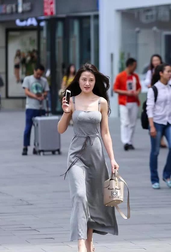 女神|普通的吊带连衣裙，搭配裸色高跟鞋，散发着女神气息