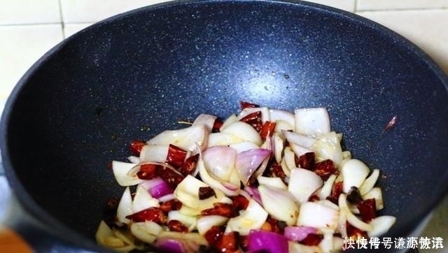 营养|一家三口的晚餐,4道家常菜荤素搭配,开胃又下饭,好吃又营养