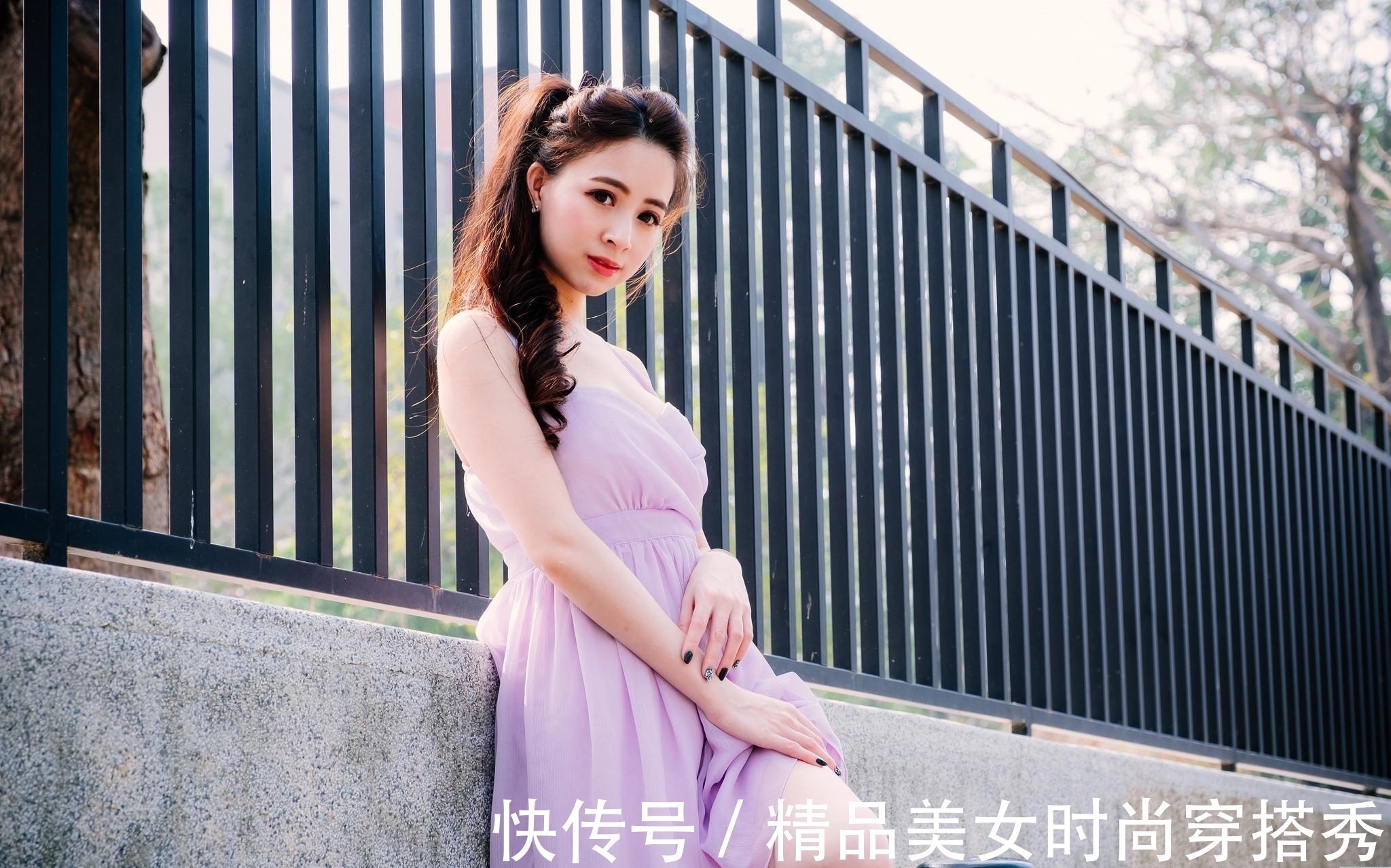 连衣裙 穿上这款清新甜美的浅紫色吊带连衣裙,你就是充满阳光的小少女