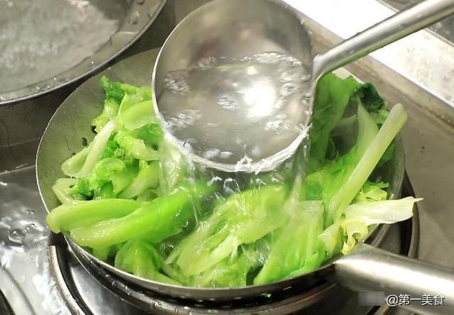 白灼生菜|饭店的白灼生菜清脆入味不发黑,到底是怎么做的,厨师长教你技巧