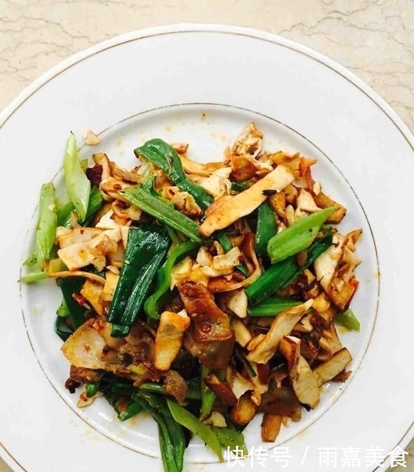 芹菜|豆干不直接炒着吃,加一把芹菜,比吃肉还香,上桌后汤汁都不剩