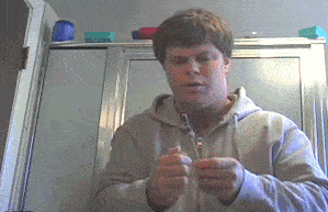 |搞笑GIF:哈哈太蠢了,被自己的尾巴吓了一跳