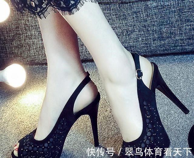 性感 穿上高跟鱼嘴鞋,让你双足传递音符的步伐,演绎迷人身材!