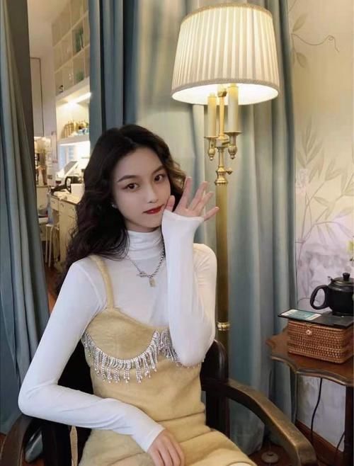 灰色给人一种很温暖、和蔼的感觉，这样子的穿搭方法也非常的时尚