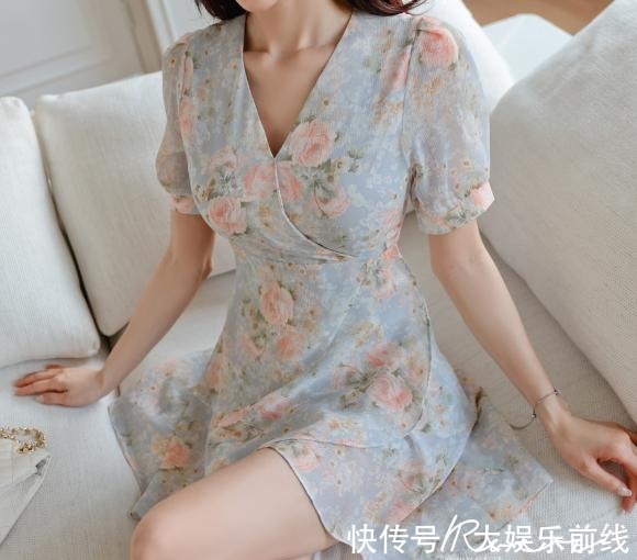 搭配@女神孙允珠高清时尚搭配青绿翡翠冰蓝蔷薇香庭雪纺裙!