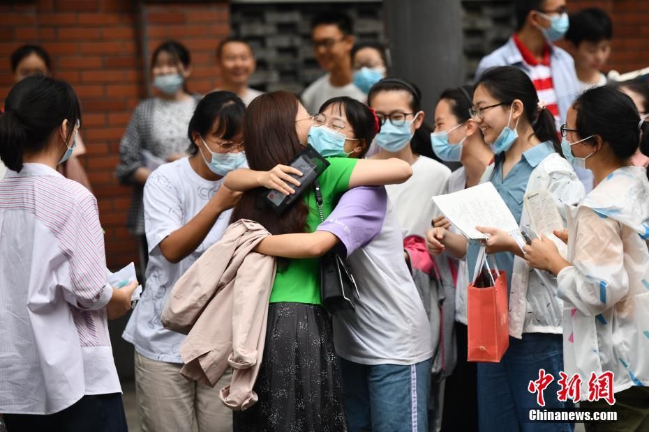 考场|2021年中国高考拉开序幕 1078万名考生赶赴考场