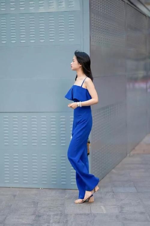 小姐姐脚上一双一字带的高跟凉鞋，让她看上去更加的充满着魅力