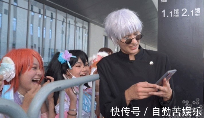 漫展|188cm帅哥爆红网络!漫画脸顶级身材,居然是女扮男装?