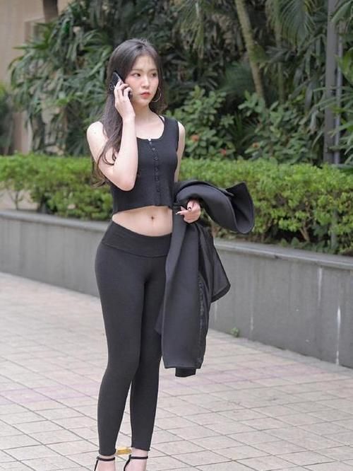 性感|辣妹的时尚造型，穿“瑜伽裤”展现苗条身材，性感穿出少妇韵味