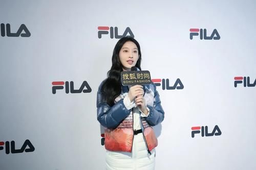 性感|“两米”大长腿的张俪竟然把羽绒服穿的这么性感，这穿法太可了！