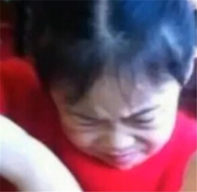 小女孩吃牛排,因表情''太用力''走红,网友牛排估计害怕极了