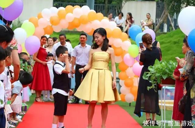 幼儿园|幼儿园举办毕业典礼,宝妈带着孩子争奇斗艳,网友:“拼妈”时代
