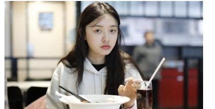 女子|坚持五年“过午不食”的女子，最后变成什么样了一起来看下