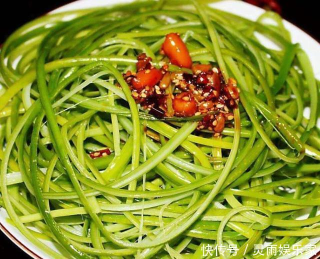 撕成条就上桌,口感清新爽口,过年宴客准备这凉拌菜,比拍黄瓜好
