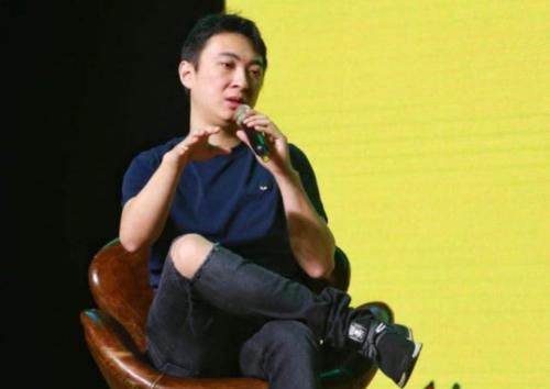  王一博|凭王思聪火了的周洁琼，又一次赖上王一博，和他用“情侣同款”