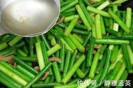 炒蒜苔时,万万不能直接炒,牢记“这1步”,蒜苔脆爽又入味!