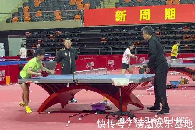 樊振东|国乒八大王牌集体亮相！刘国梁C位，刘诗雯开心，功勋老帅太低调