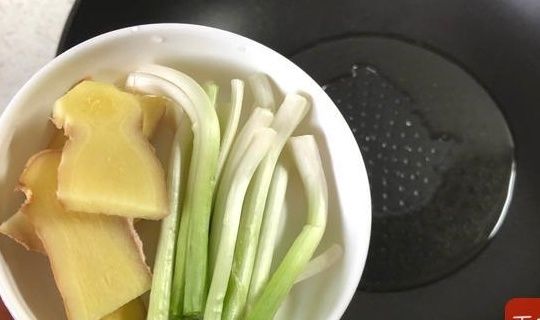 加料酒|红烧肉是先煸肉还是先炒糖色？学会正确做法，肥而不腻颜色红亮