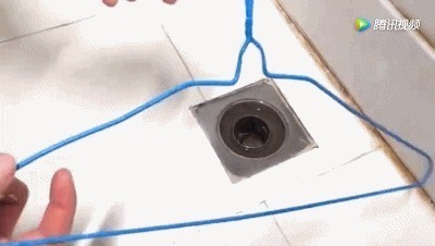 洗衣粉|下水道堵了，她随手丢进两块药片，不到1分钟就疏通了