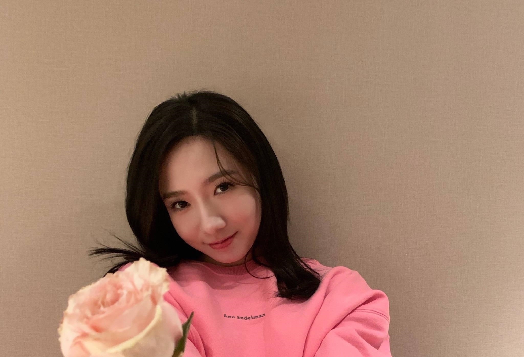 造型|孟美岐參加某節目的造型,深v牛油果綠印花連衣裙,普普通通